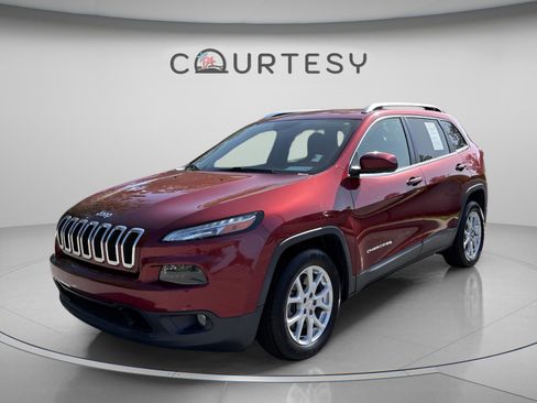 Used 2017 Jeep Cherokee Latitude FWD image 1