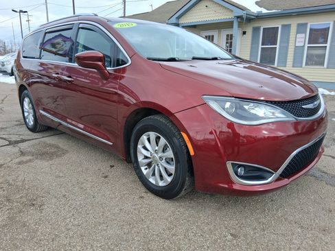 Used 2019 Chrysler Pacifica Touring-L image 3