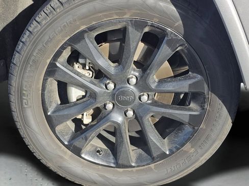 Used 2021 Jeep Grand Cherokee Laredo X image 18