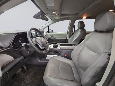 Used 2022 Toyota Sienna Limited image 9