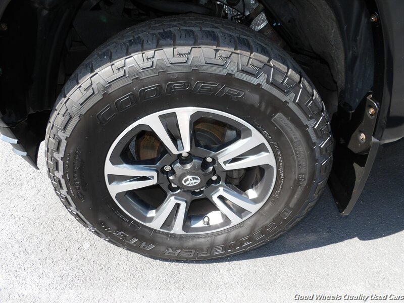 Used 2018 Toyota Tacoma TRD Sport AWD/4WD image 9