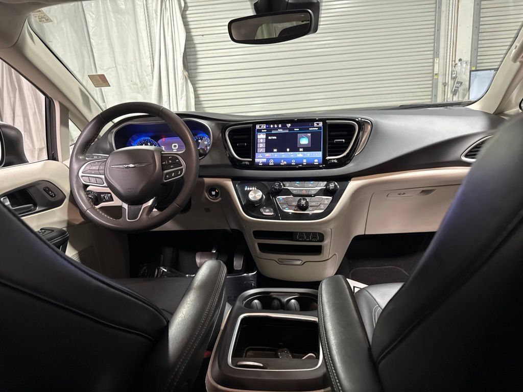 Used 2023 Chrysler Pacifica Touring-L FWD image 13