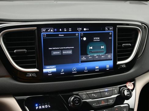 Used 2023 Chrysler Pacifica Touring-L FWD image 13