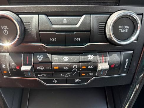 Used 2017 Ford Explorer XLT w/ Equipment Group 202A AWD/4WD image 32