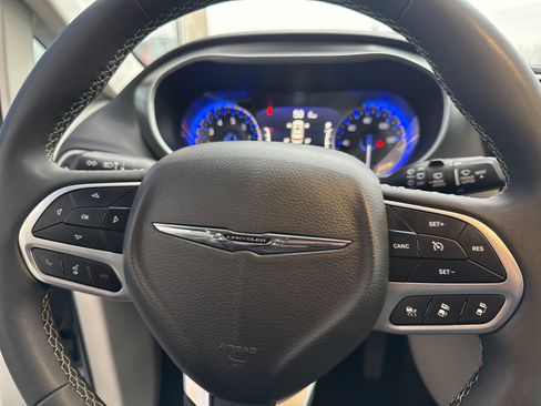 Used 2024 Chrysler Pacifica Touring-L image 24