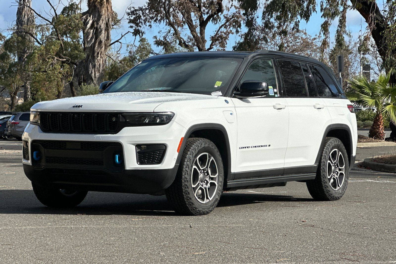 New 2023 Jeep Grand Cherokee Trailhawk w/ Advanced Protech Group II AWD/4WD image 7