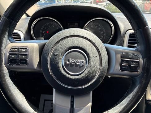 Used 2012 Jeep Grand Cherokee Laredo w/ Laredo E Group AWD/4WD image 29
