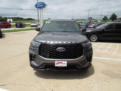 Used 2025 Ford Explorer ST-Line w/ ST-Line Street Pack AWD/4WD image 2