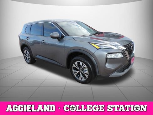Used 2021 Nissan Rogue SV image 3