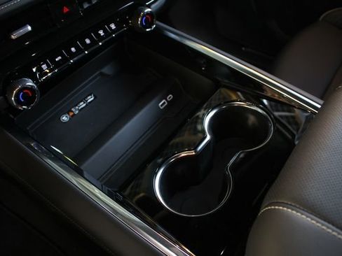 Used 2025 Chevrolet Suburban Premier image 19