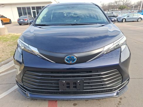 Used 2025 Toyota Sienna XLE image 9