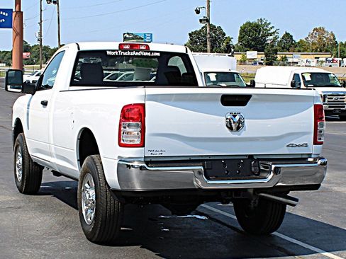Used 2024 RAM 2500 Tradesman w/ Chrome Appearance Group AWD/4WD image 4