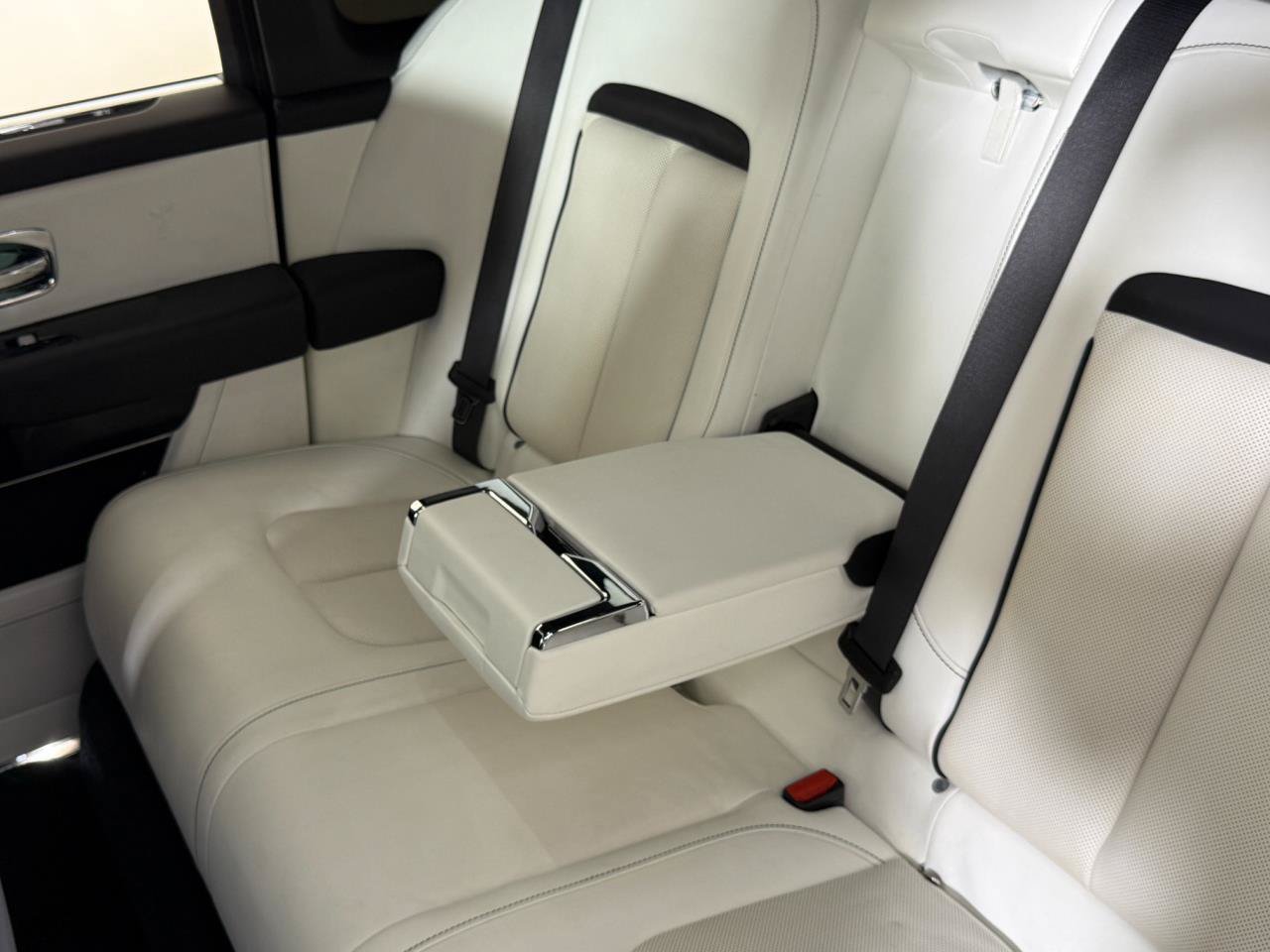 Used 2022 Rolls-Royce Cullinan w/ Cullinan Package AWD/4WD image 25