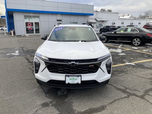 Used 2025 Chevrolet Trax RS w/ Sunroof Package image 2