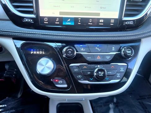 Certified 2024 Chrysler Pacifica Select image 12