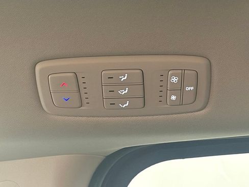 Used 2023 Kia Carnival LX FWD image 11