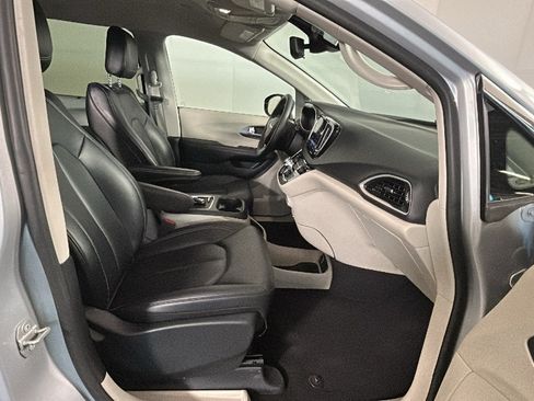 Used 2024 Chrysler Pacifica Touring-L FWD image 30