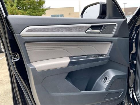 Used 2021 Volkswagen Atlas Cross Sport SE image 19