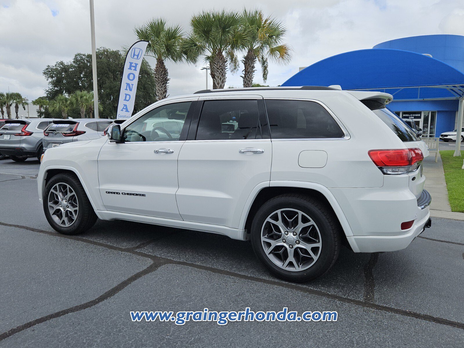 Used 2020 Jeep Grand Cherokee Overland AWD/4WD image 3