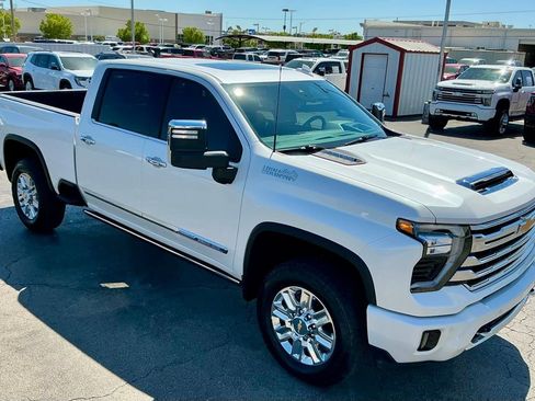 Used 2024 Chevrolet Silverado 2500 High Country w/ Technology Package AWD/4WD image 8