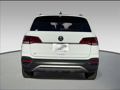 Certified 2023 Volkswagen Taos SE w/ Panoramic Sunroof Package image 5