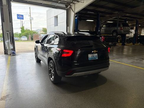 Used 2025 Chevrolet Trax LT FWD image 4