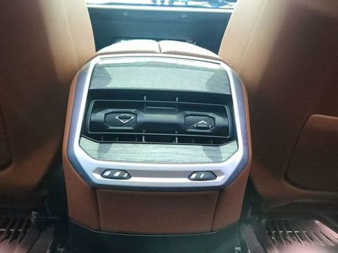 Used 2023 BMW 740i w/ Executive Package image 40