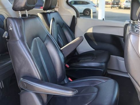 Used 2021 Chrysler Pacifica Touring-L image 18