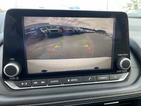 Used 2024 Nissan Rogue SV image 12