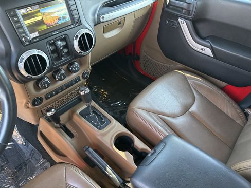 Used 2016 Jeep Wrangler Unlimited Sahara w/ Connectivity Group AWD/4WD image 25