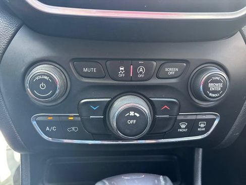 Used 2020 Jeep Cherokee Latitude Plus FWD image 35