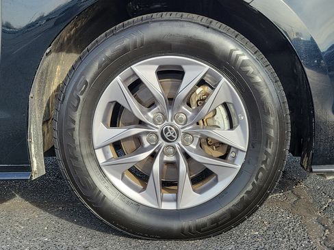 Used 2024 Toyota Sienna XLE image 5