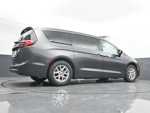 Used 2023 Chrysler Pacifica Touring-L FWD image 40