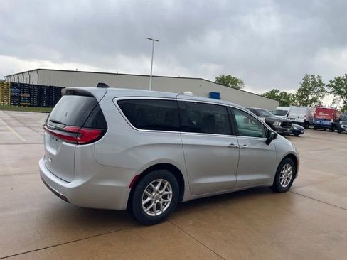 Used 2024 Chrysler Pacifica Touring-L FWD image 3