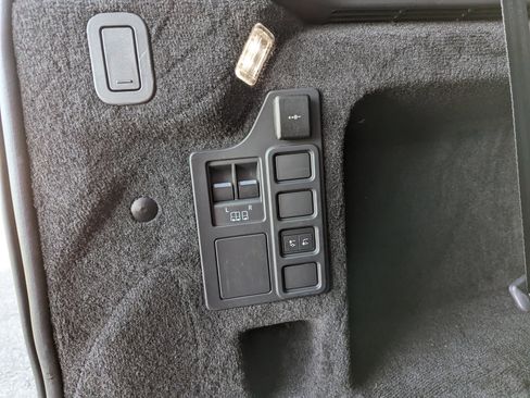 Used 2024 Land Rover Discovery Dynamic SE image 45