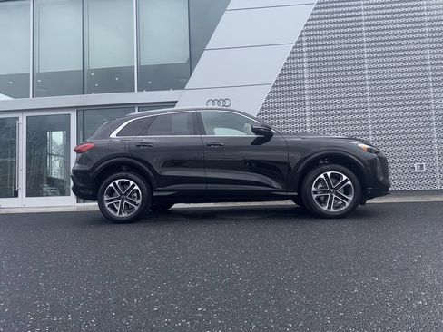 Certified 2025 Audi Q5 Premium w/ Convenience Package AWD/4WD image 3