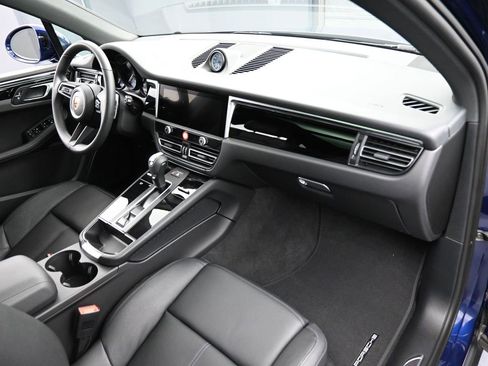 Certified 2025 Porsche Macan image 32