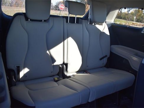 New 2026 Kia Carnival EX image 14