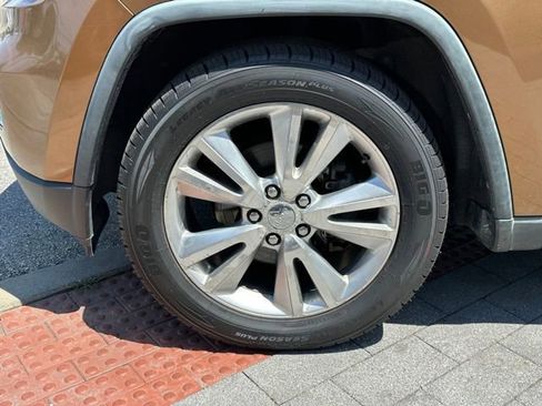 Used 2011 Jeep Grand Cherokee 70th Anniversary AWD/4WD image 9
