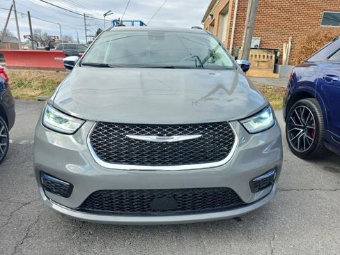 Used 2023 Chrysler Pacifica Limited image 3