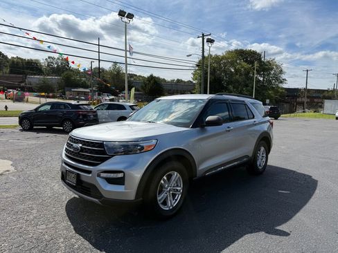 Used 2020 Ford Explorer XLT w/ Equipment Group 202A image 3