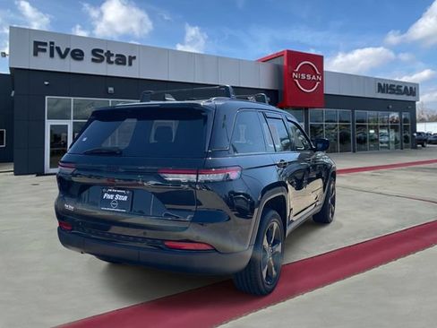 Used 2023 Jeep Grand Cherokee Altitude AWD/4WD image 6