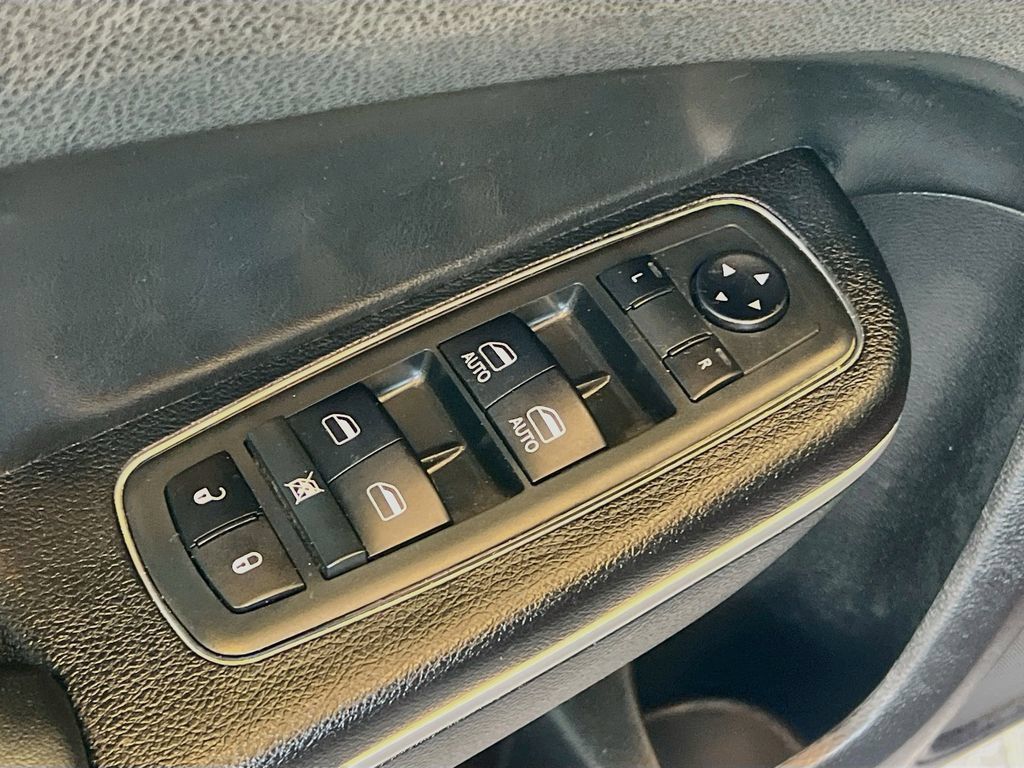 Used 2020 Chrysler 300 Touring RWD image 17