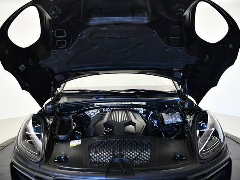 Certified 2023 Porsche Macan AWD/4WD image 13