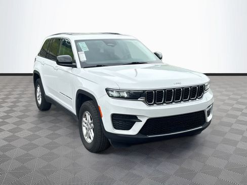 Used 2024 Jeep Grand Cherokee Laredo RWD image 3