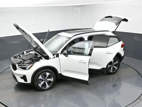 Used 2024 Volvo XC40 B5 Plus image 48