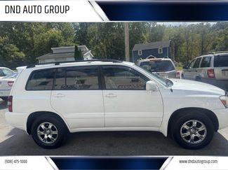 Used 2005 Toyota Highlander 4WD V6 w/ 3rd Row image 1