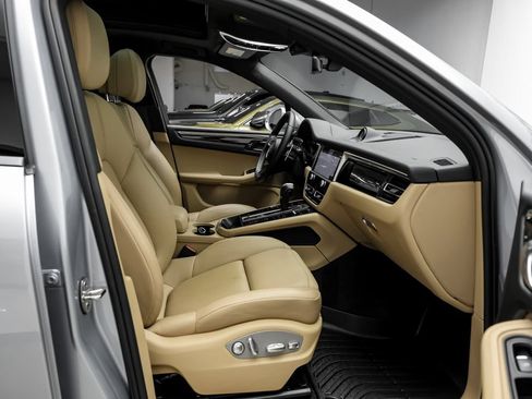 Used 2024 Porsche Macan AWD/4WD image 34
