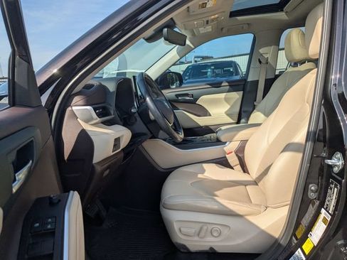Used 2021 Toyota Highlander XLE AWD/4WD image 21