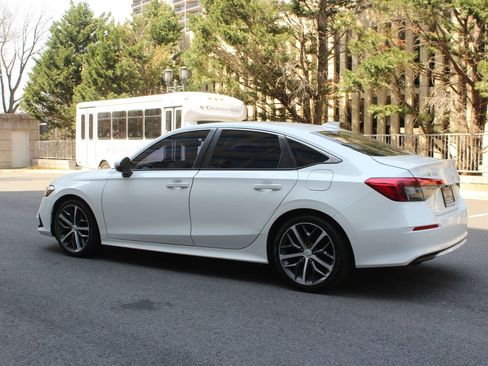 Used 2022 Honda Civic Touring image 9